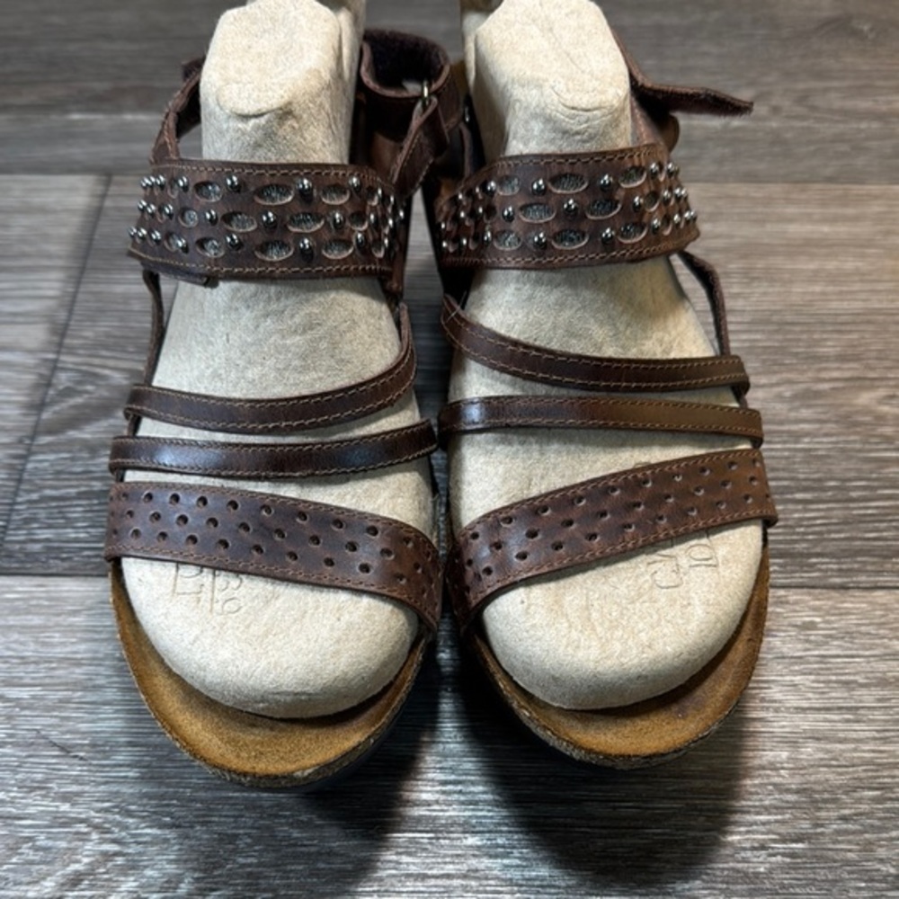 Naot Brown Sandals woman’s 39 (s17)